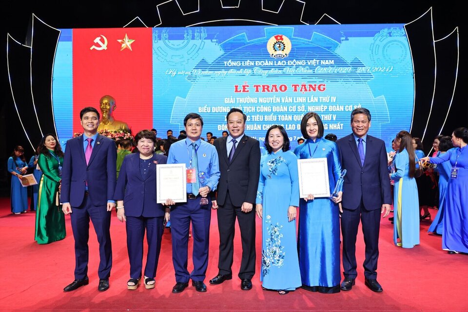 Comrade Phung Nguyen Hai Yen (second from the right) taking a commemorative photo with representatives of the Vietnam General Confederation of Labor leadership.