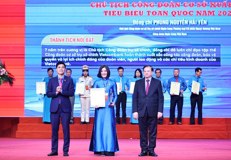 Comrade Phung Nguyen Hai Yen – Deputy General Director, President of the grassroots union at Vietcombank Headquarters at the ceremony honoring 95 outstanding grassroots union presidents and grassroots union representatives nationwide for the 5th time.