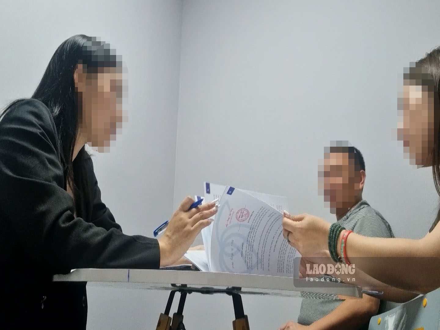 Nhân viên tư vấn sở hữu kỳ nghỉ cho người dân. Ảnh: Trần Tuấn