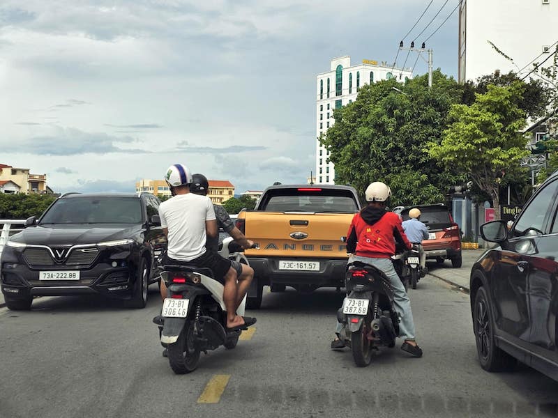 The running event blocked National Highway 1A through Dong Hoi City, causing traffic difficulties. Photo: N. Hoai