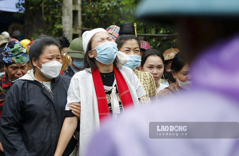 Người vợ trẻ Cà Thị Oanh (20 tuổi, vợ anh Piếng), với nỗi đau mất chồng và con, đã suy sụp hoàn toàn.