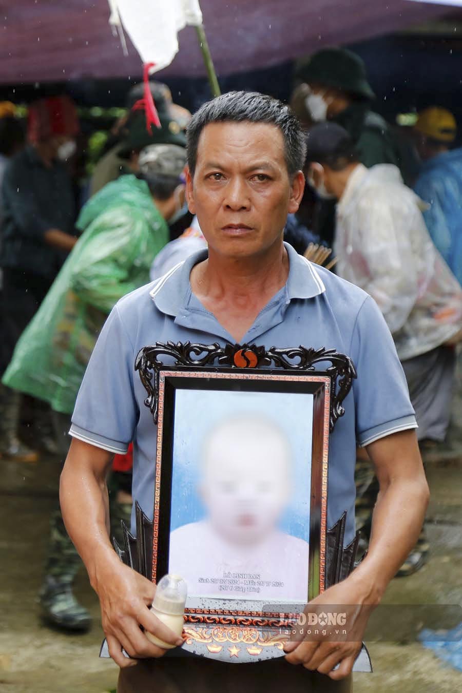 Mr. Ca Van Dinh (Oanh's father) could not hide his sorrow when he lost his son-in-law and 5-month-old granddaughter.