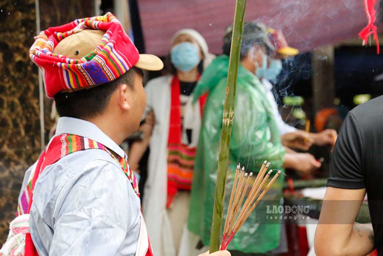 Sau khi cưới nhau vào đầu năm 2023, vợ chồng trẻ đã cố gắng mở một quán ăn nhỏ để mưu sinh. Tuy nhiên, giấc mơ về một tương lai tươi sáng đã bị cuốn trôi theo dòng lũ.