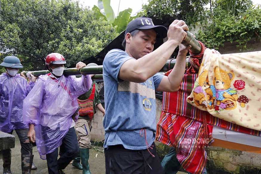 Earlier on the afternoon of July 28, the authorities of Dien Bien province discovered the body of Mr. Lo Van Pieng in the Long Tao reservoir area, Huoi Mi commune, Muong Cha district, more than 30km from the site of the flash flood.