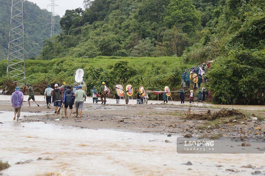 The family held a funeral for Mr. Pieng and his daughter according to the traditional customs of the Thai ethnic group. Currently, disaster recovery and search and rescue efforts are being actively carried out over a wide area.