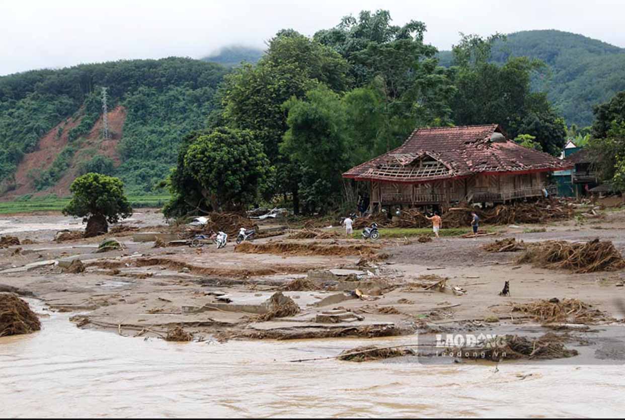 Besides the 2 deaths discovered immediately after the flash flood, there are still 3 out of 5 missing persons after the flood who have not been found. Despite the continuous heavy rain, search and rescue efforts are being actively carried out over a wide area.