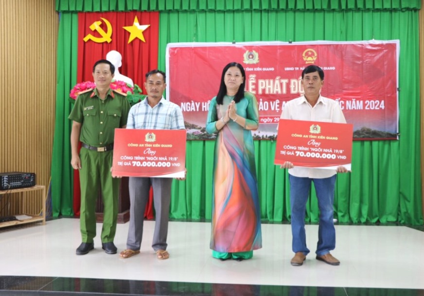 Công an tỉnh trao bảng tượng trưng 2 công trình “Ngôi nhà 19.8” trong ngày hội Toàn dân bảo vệ An ninh Tổ quốc. Ảnh: Công an Kiên Giang