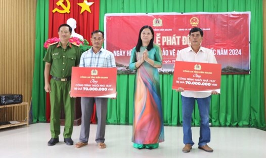 Công an tỉnh trao bảng tượng trưng 2 công trình “Ngôi nhà 19.8” trong ngày hội Toàn dân bảo vệ An ninh Tổ quốc. Ảnh: Công an Kiên Giang