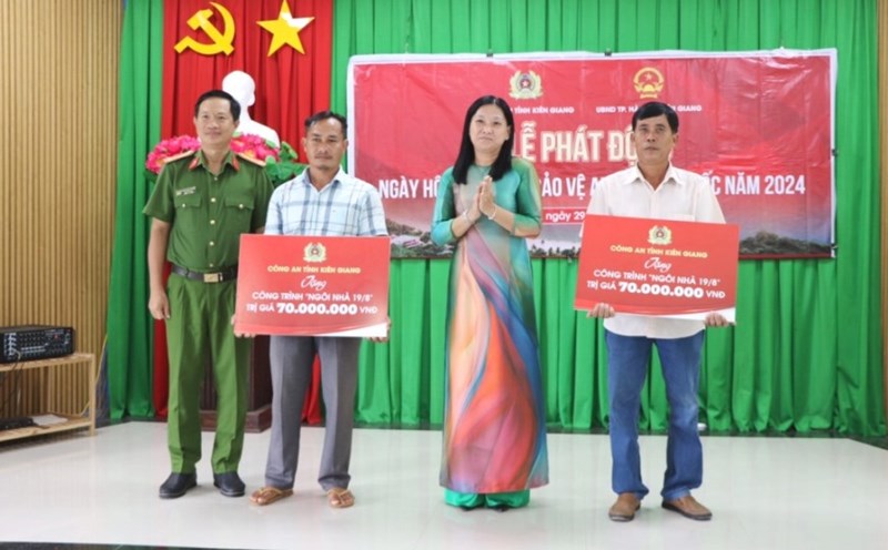Công an tỉnh trao bảng tượng trưng 2 công trình “Ngôi nhà 19.8” trong ngày hội Toàn dân bảo vệ An ninh Tổ quốc. Ảnh: Công an Kiên Giang