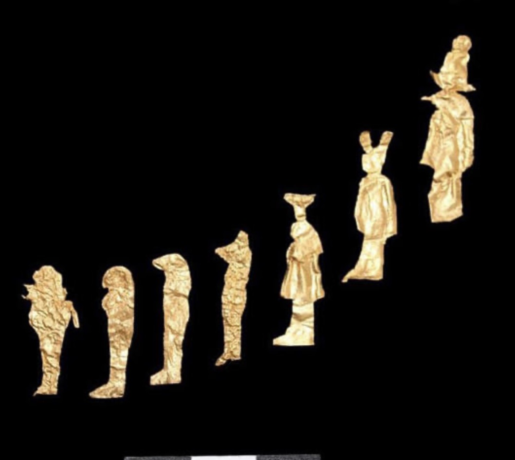 Golden artifacts discovered in an ancient Egyptian tomb in Damietta. Screenshot from Daily Mail