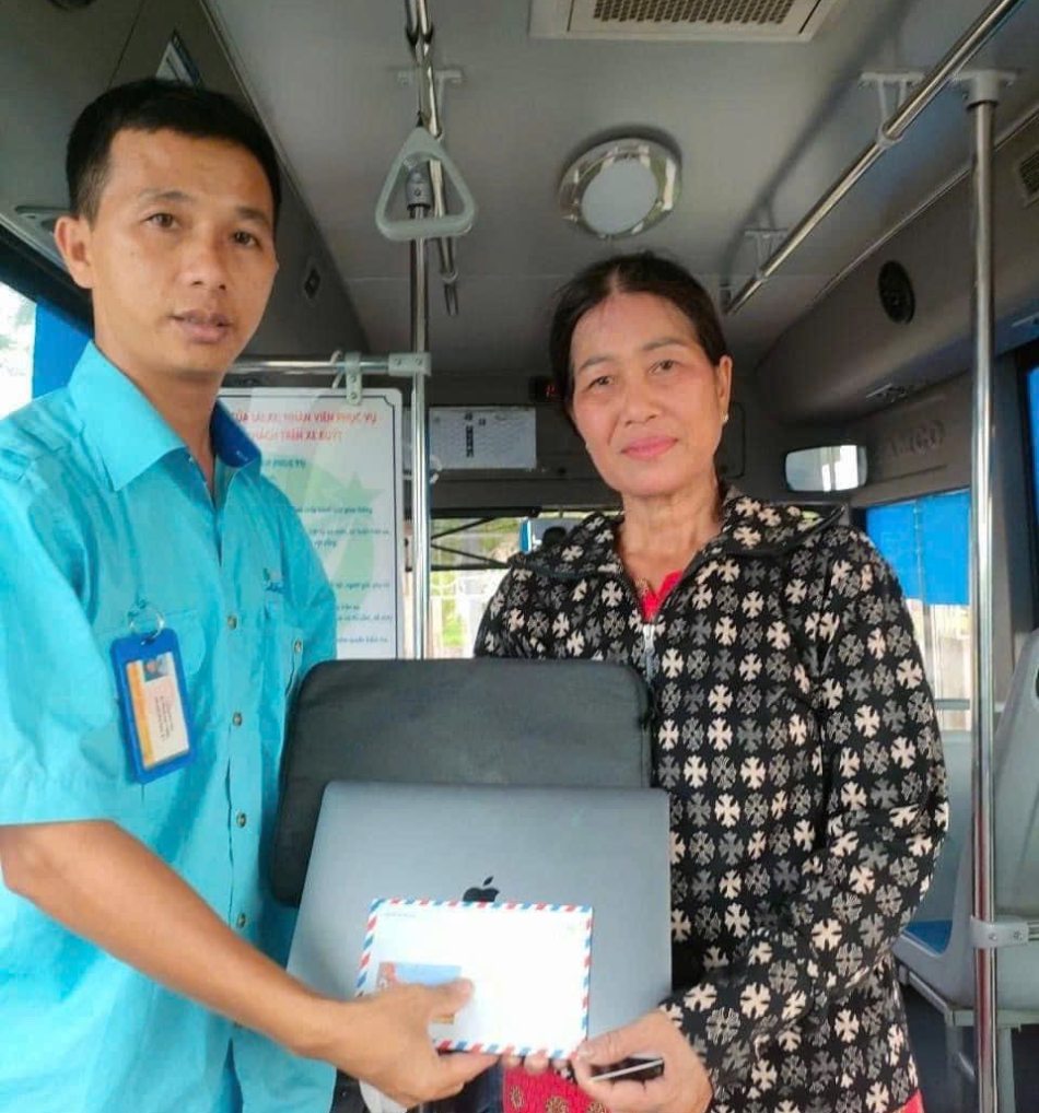 Nhân viên xe buýt hoàn trả lại toàn bộ tài sản cho khách. Ảnh: Transerco