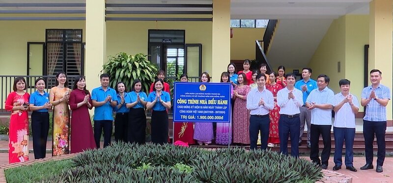 Thanh Ba District Party Committee leaders visit and take commemorative photos of the 'Administration Building and Campus Renovation' project. Photo: Doan Quynh