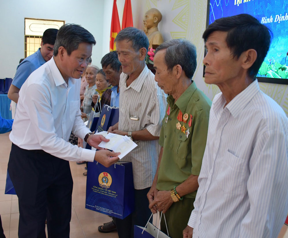 Phó Chủ tịch Huỳnh Thanh Xuân trao quà cho thương binh, gia đình liệt sĩ xã Hoài Châu. Ảnh: Xuân Nhàn.