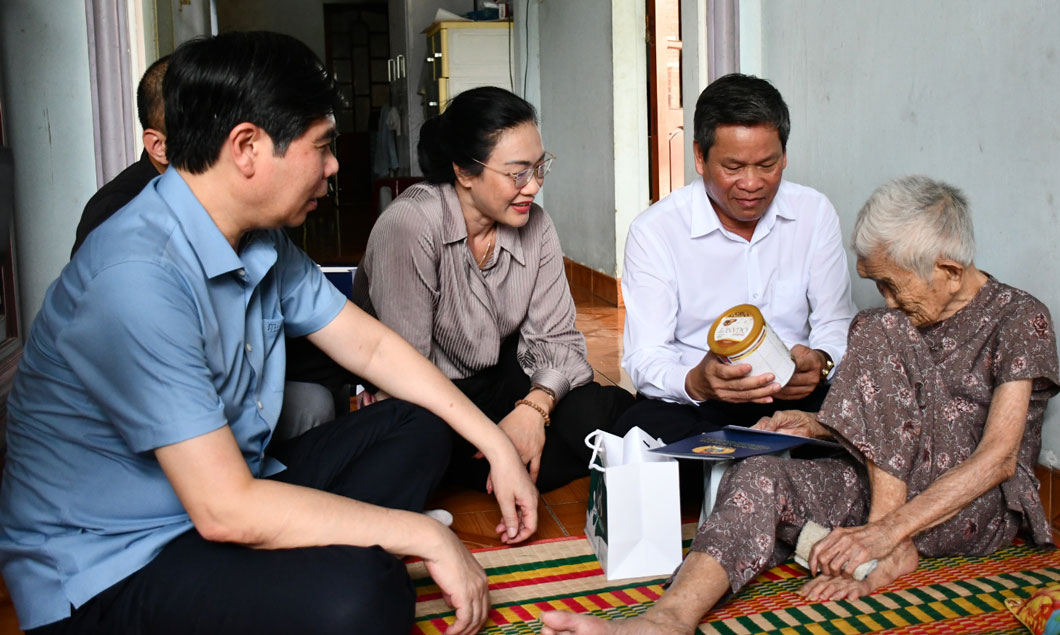 Ông Huỳnh Thanh Xuân cùng Phó Chủ tịch UBND tỉnh Bình Định Lâm Hải Giang (bên trái cùng) và đoàn công tác thăm, tặng quà Mẹ Việt Nam anh hùng Huỳnh Thị Nhì. Ảnh: Xuân Nhàn. 