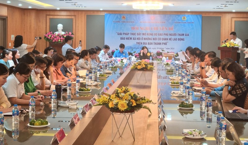 Các đại biểu tham gia Hội nghị "Giải pháp thúc đẩy mở rộng độ bao phủ người tham gia BHXH ở những nơi có quan hệ lao động trên địa bàn TPHCM”. Ảnh: Nam Dương