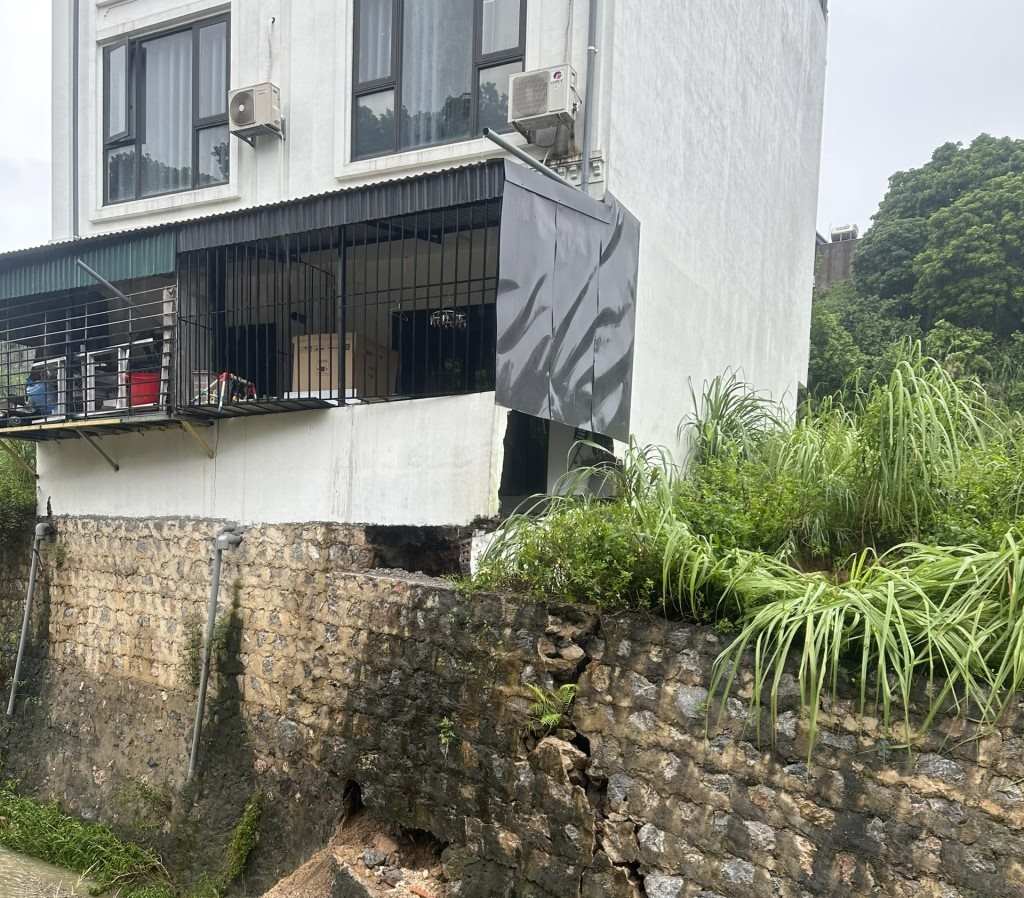 A house located right on the embankment with a landslide risk in Ha Trung ward, Ha Long city. Photo: Hoang Nga