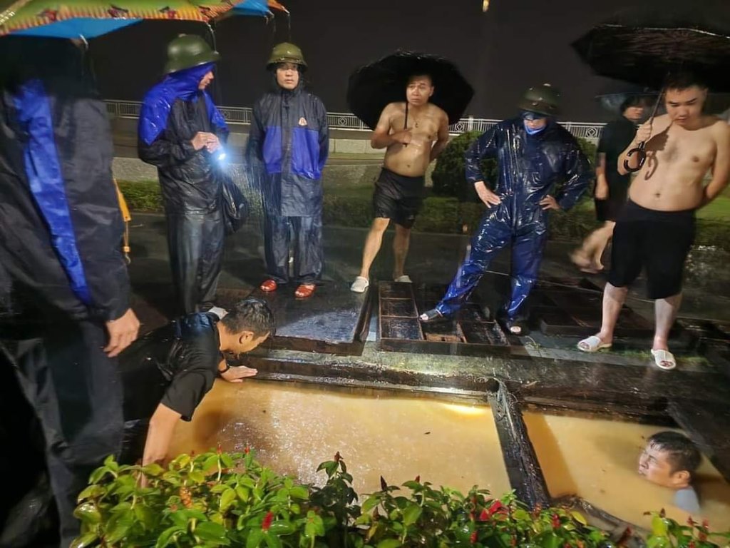 Last night (July 29), authorities had to open manhole covers in Hong Ha ward to deal with flooding in areas 2 and 4 due to heavy rain. Photo: Quang Ninh Media Center