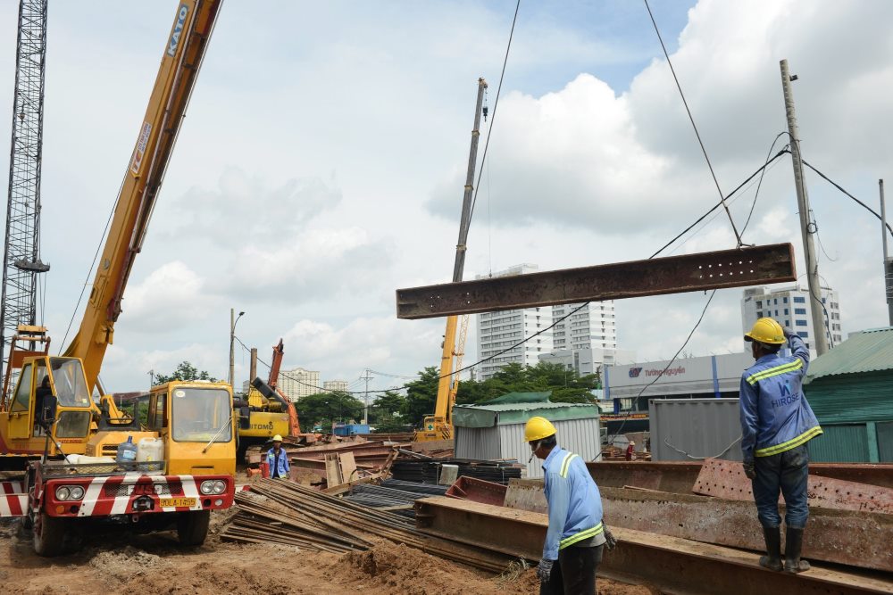 Mr. Vũ Quang Chính - Supervisor of the underpass project at the Nguyễn Văn Linh - Nguyễn Hữu Thọ intersection said: “The HC2 tunnel branch has currently reached 85%, and contractors are focusing on constructing the main item of 3 closed tunnel segments, from today until before August 5, the closed tunnel cap will be completed. Simultaneously, the pipeline connecting to the pump station will be constructed to ensure drainage for the project and complete the technical infrastructure for the HC2 tunnel to meet the completion schedule and open to traffic by the end of August.