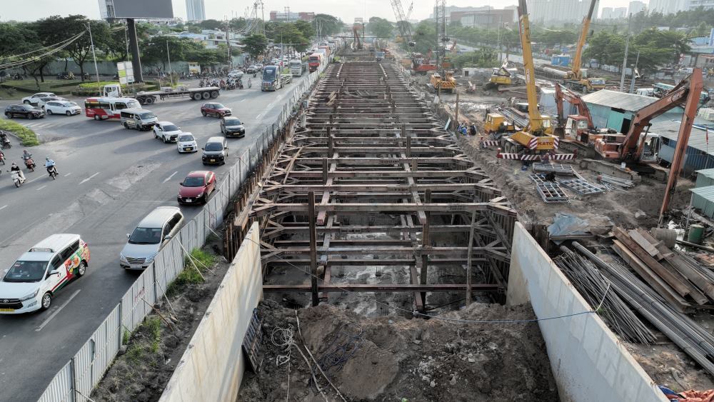 The HC1 tunnel branch has now reached over 50% progress. The construction unit is excavating and pouring concrete to soon complete the tunnel segments, with contractors working on multiple tunnel segments simultaneously. The HC1 tunnel has a closed section of 98m, with open sections at both ends of 180m and 178m. This tunnel branch is expected to open to traffic in December 2024.