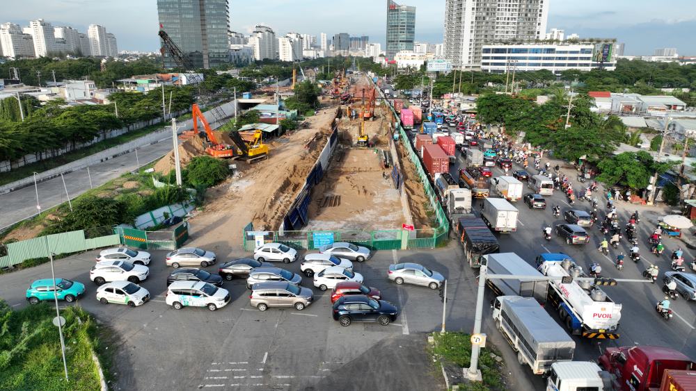 The entire Nguyễn Văn Linh – Nguyễn Hữu Thọ underpass project will be completed by the end of 2024, helping to reduce traffic pressure at the southern gateway of Ho Chi Minh City and facilitating smoother traffic from Nguyễn Hữu Thọ to Kênh Tẻ Bridge into the city center.