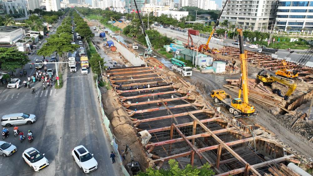 After more than 5 months of construction, the underpass project at the Nguyễn Văn Linh - Nguyễn Hữu Thọ intersection (District 7, Ho Chi Minh City) has revealed 2 closed tunnels 98m long, with one tunnel branch completing the final stages and expected to open to traffic in August 2024.