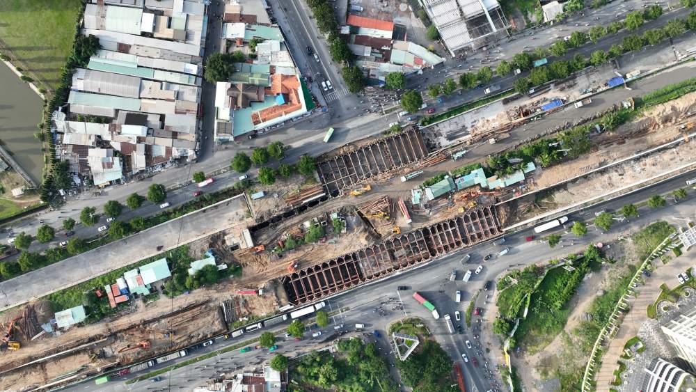 The new construction project of the underpass at the Nguyễn Văn Linh - Nguyễn Hữu Thọ intersection (District 7) has 2 branches including HC1 and HC2 tunnels, each tunnel is 456m long and wide enough for 3 lanes.