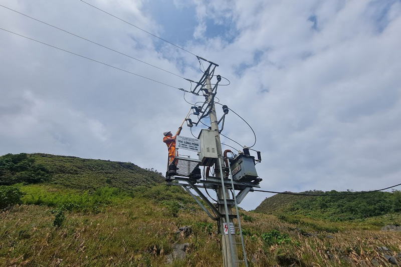 Nhiều xóm vùng cao tỉnh Cao Bằng vẫn ngày ngày mong chờ điện lưới quốc gia. Ảnh: Huy Hùng