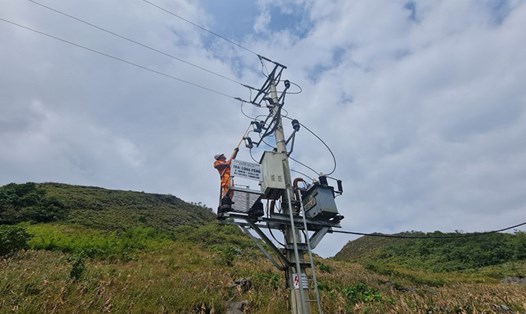 Nhiều xóm vùng cao tỉnh Cao Bằng vẫn ngày ngày mong chờ điện lưới quốc gia. Ảnh: Huy Hùng