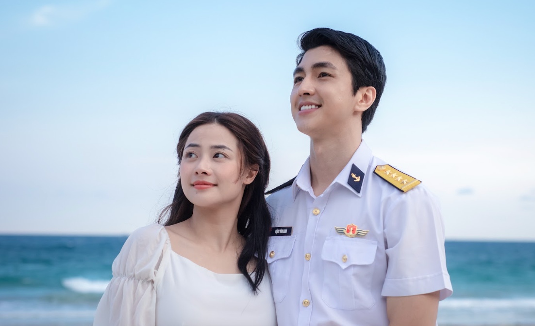 Bình An và Huyền Thạch trong phim "Trường Sa - Bến bờ trong nhau". Ảnh: Đoàn phim cung cấp