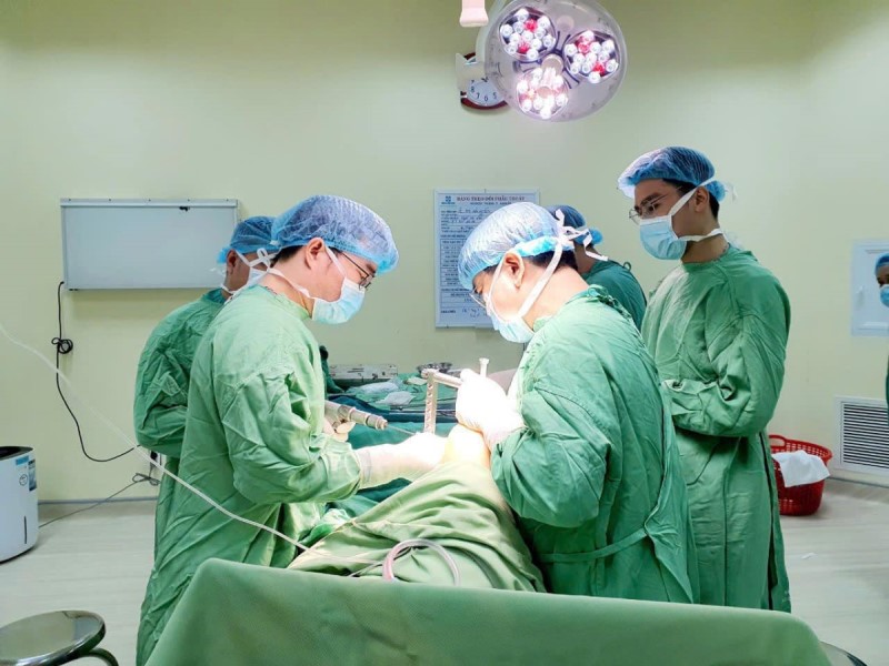 Doctors performing limb-lengthening surgery on a patient. Photo: Song Han