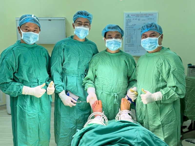 The team of doctors from Hospital 199 performing the surgery with the support of Dr. Hoang Ngoc Son (first from the left)