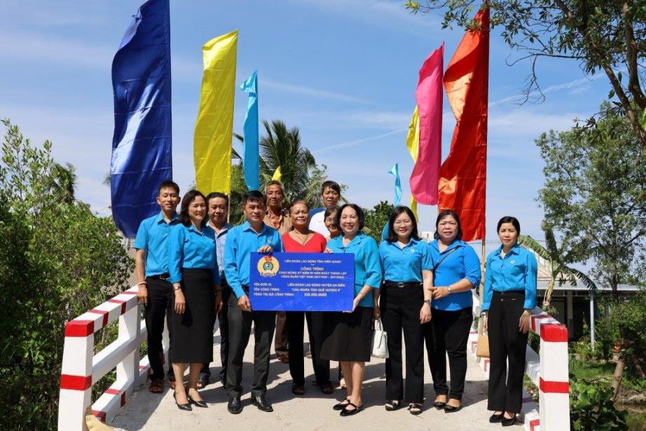 Công trình “Cầu Nghĩa tình quê hương 9” có tổng trị giá 350 triệu đồng. Ảnh: Mỹ Linh