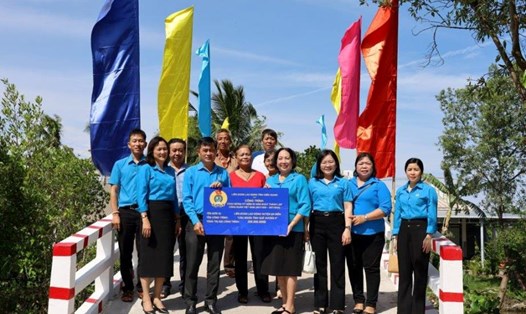 Công trình “Cầu Nghĩa tình quê hương 9” có tổng trị giá 350 triệu đồng. Ảnh: Mỹ Linh