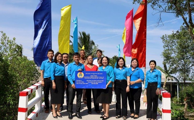 Công trình “Cầu Nghĩa tình quê hương 9” có tổng trị giá 350 triệu đồng. Ảnh: Mỹ Linh