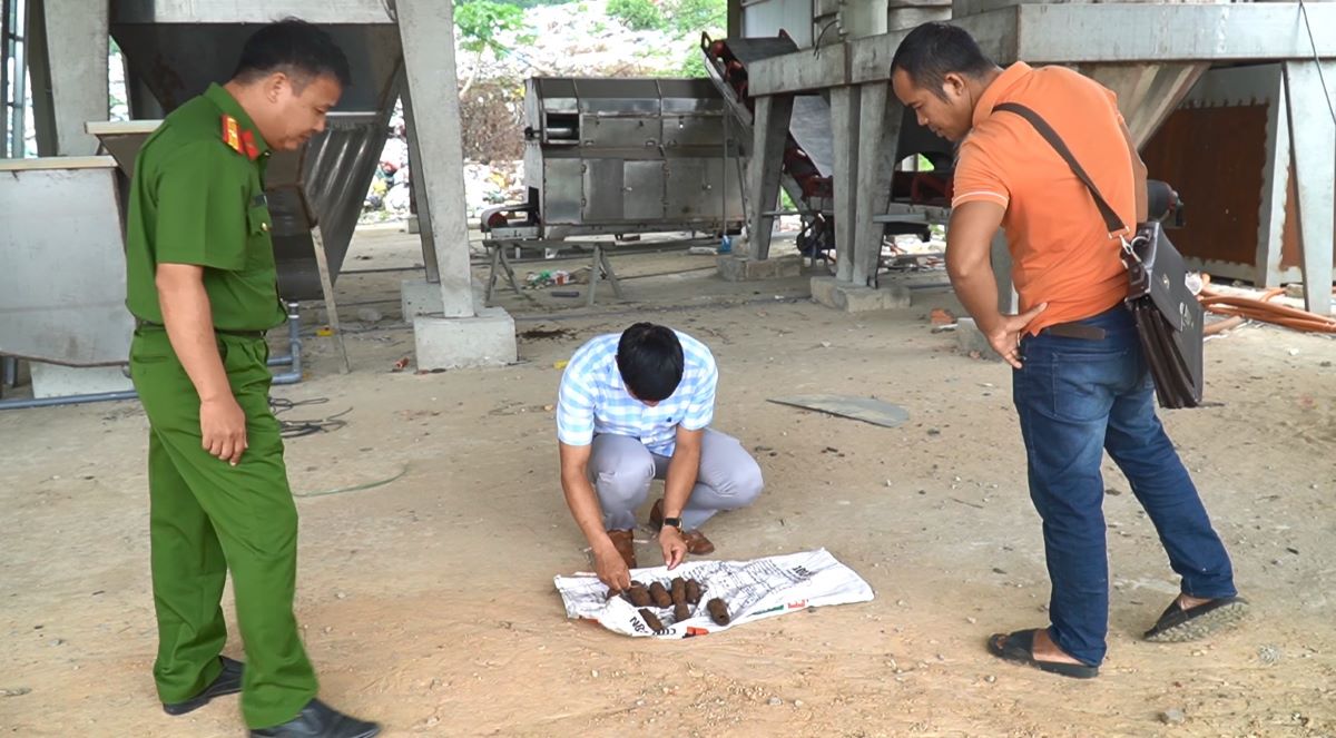 Các quả đạn được phát hiện. Ảnh: A.Vũ.