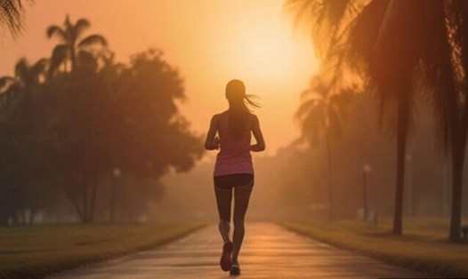 5 kiểu đi bộ khác nhau giúp giảm cân nhanh chóng. Ảnh: Theo Healthshots.