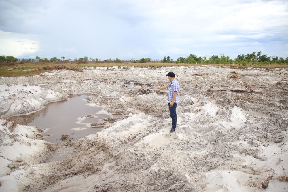Cát trắng bị các đối tượng cát tặc đào xới, múc đi bán, để lại hiện trường ngổn ngang. Ảnh: Hưng Thơ.
