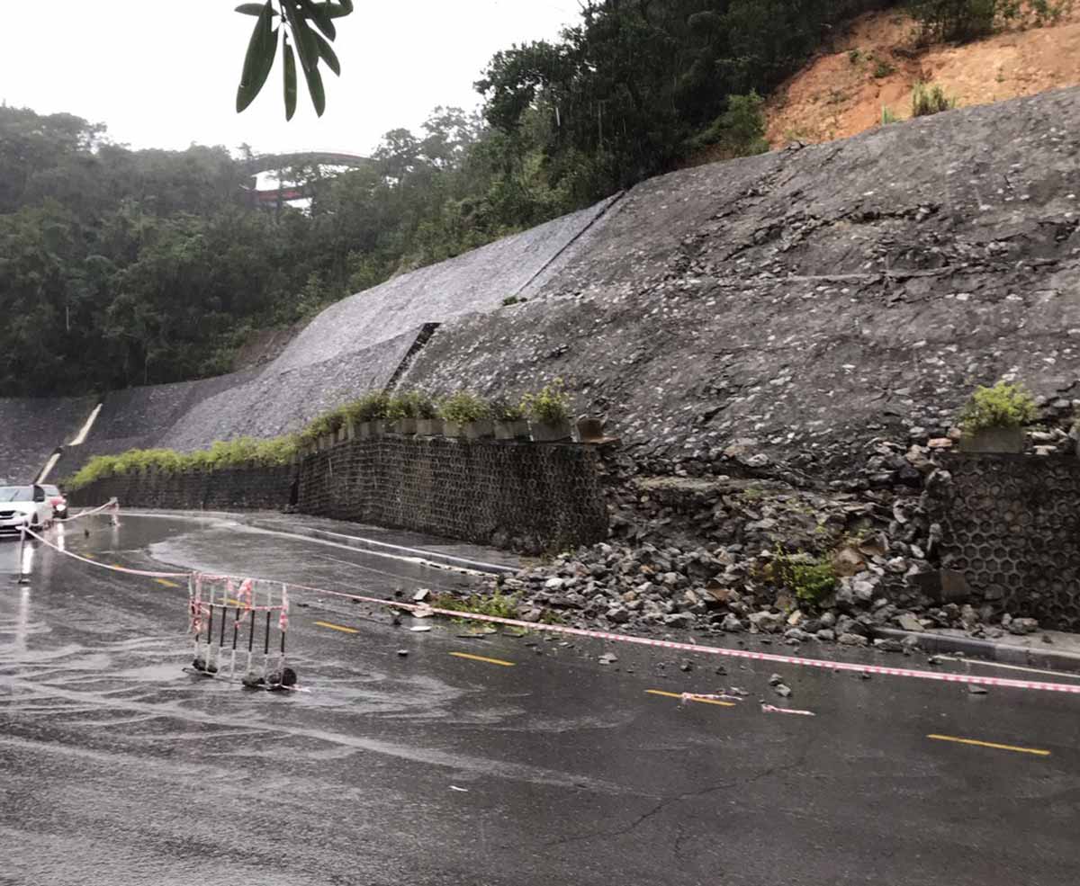 Landslide at the approach road to Bãi Cháy Bridge, Hạ Long City, Quang Ninh. Photo: Đoàn Hưng