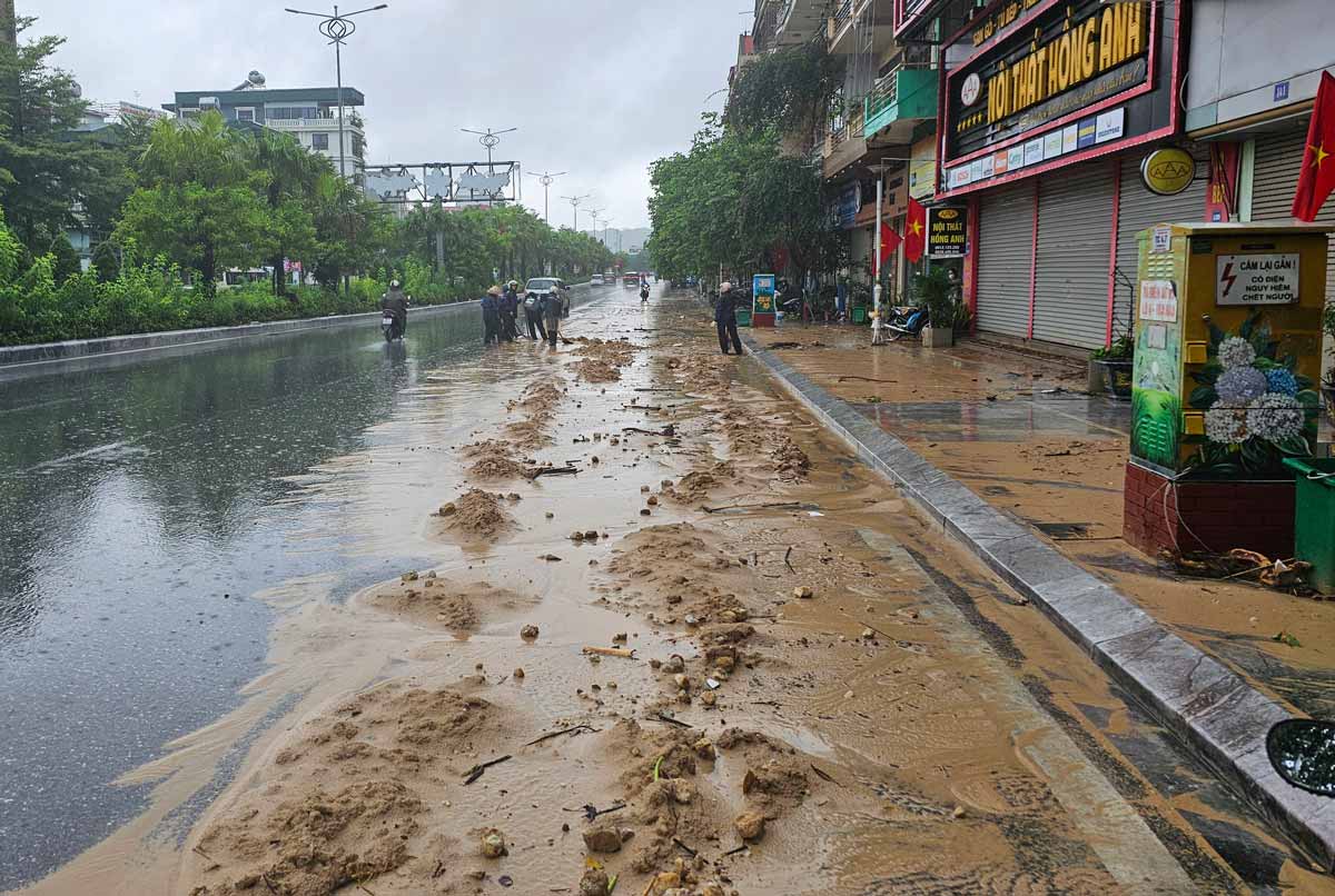 Bùn đất trên quốc lộ 18, đoạn qua phường Hồng Hà, TP Hạ Long, Quảng Ninh. Ảnh: Đoàn Hưng