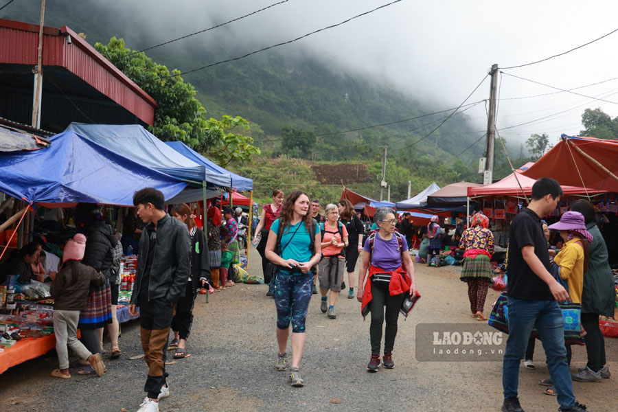 Khách quốc tế đi chợ phiên ở Bắc Hà, Hà Giang. Ảnh: An Vi
