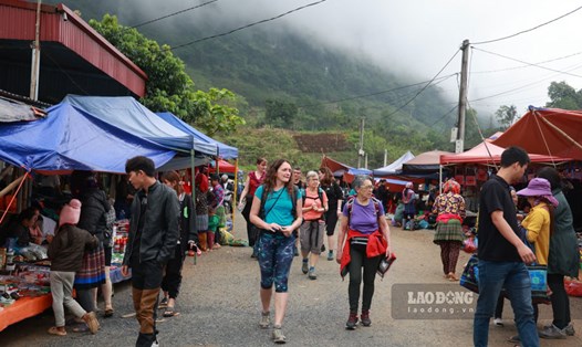 Khách quốc tế đi chợ phiên ở Bắc Hà, Hà Giang. Ảnh: An Vi