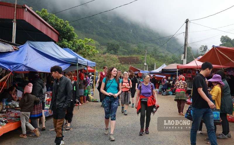 Khách quốc tế đi chợ phiên ở Bắc Hà, Hà Giang. Ảnh: An Vi