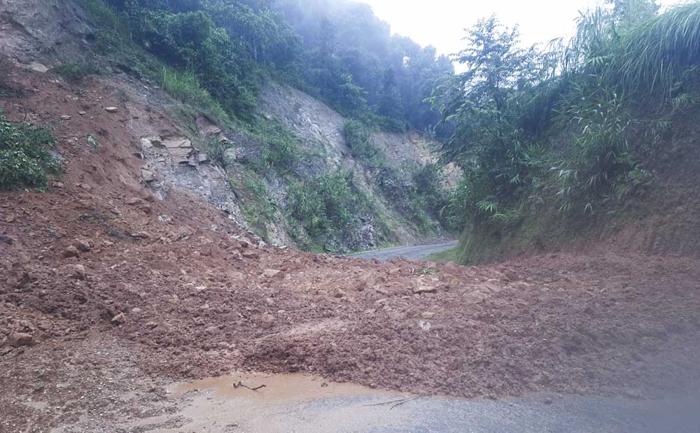 Landslide at Km3+300, Provincial Road 144, in Tua Chua town, Tua Chua district. Photo: Quoc Huy