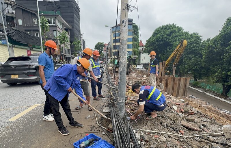 Công nhân làm việc tăng ca để dự án nâng cấp mở rộng đường Xuân Diệu hoàn thành đúng kế hoạch đề ra. Ảnh: Hoàng Lộc 