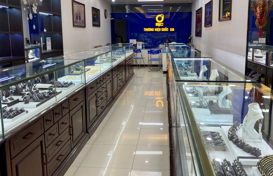 About a month ago, at Saigon Jewelry Company - SJC, many people lined up to get order numbers to buy gold from the night. After switching to online registration, there is no longer a situation of people lining up in front of the store. Photo: Hoang Nam