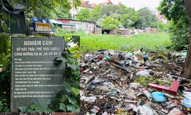 Ao Ngòi - Cầu Trại nơi giáp ranh quận Nam Từ Liêm - Hà Đông (Hà Nội) đã trở thành nơi vứt rác thải sinh hoạt của người dân nhiều năm qua. Ảnh: Hoàng Lộc