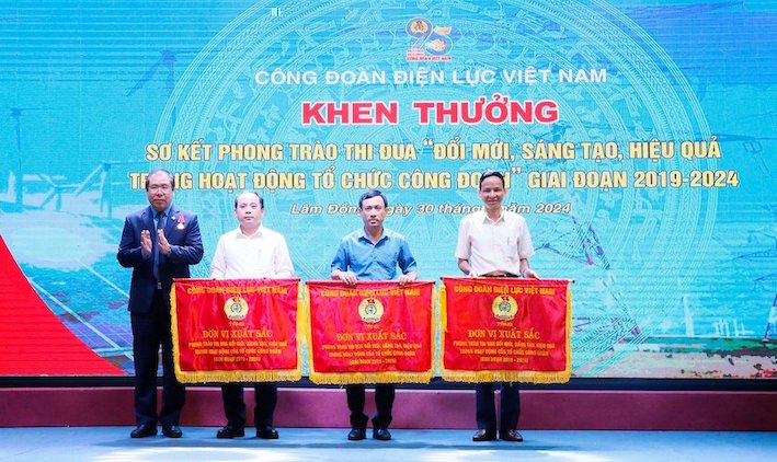 Lễ biểu dương​​​“Cán bộ Công đoàn xuất sắc tiêu biểu“. Ảnh: Mai Hương