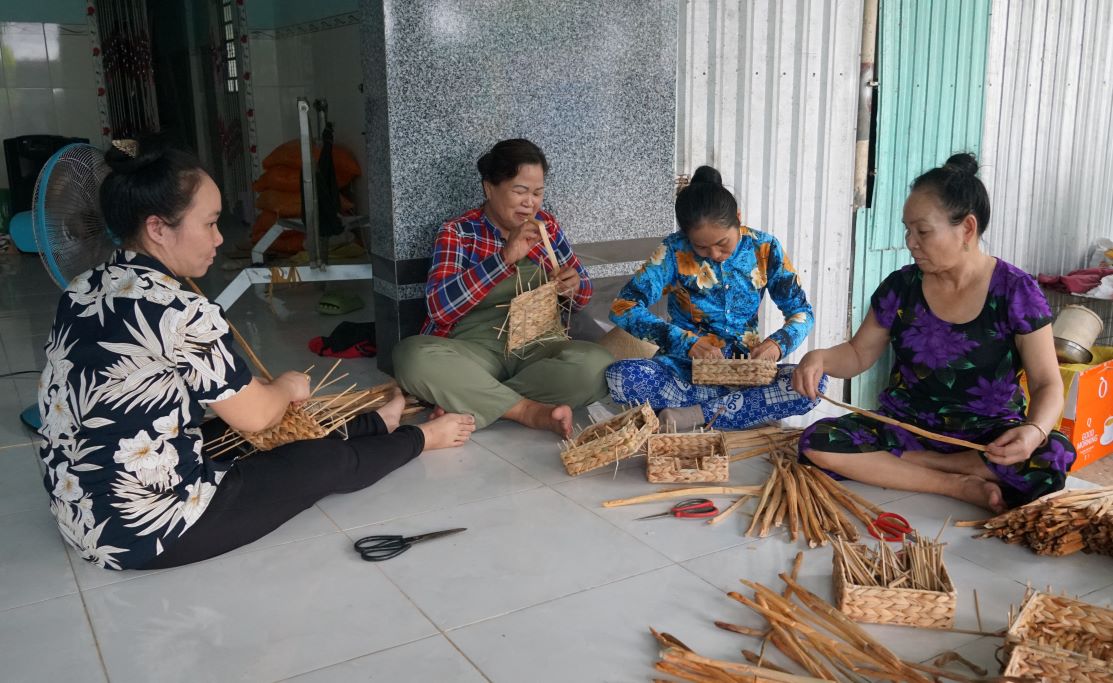 Nghề đan sản phẩm lục bình giúp hàng nghìn lao động ở nông thôn Sóc Trăng có việc làm, thu nhập. Ảnh: Phương Anh