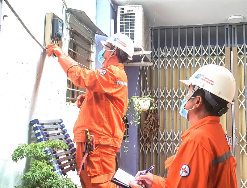 EVNHCMC staff assisting in checking electrical safety among the people. Photo: Provided by EVNHCMC