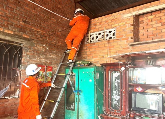 Các công nhân Công ty Điện lực Củ Chi đang thay mới và đi lại hệ thống điện cho hộ gia đình ông Nguyễn Văn Trung ở xã Phước Vĩnh An, huyện Củ Chi. Ảnh: EVNHCMC cung cấp